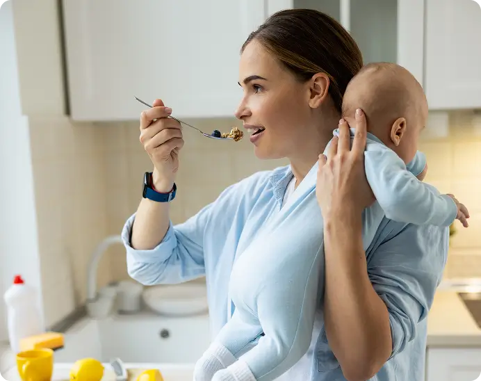 дквушка готовит еду