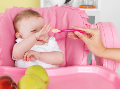 Как узнать, достаточно ли питания получает ребенок старше 12 месяцев?